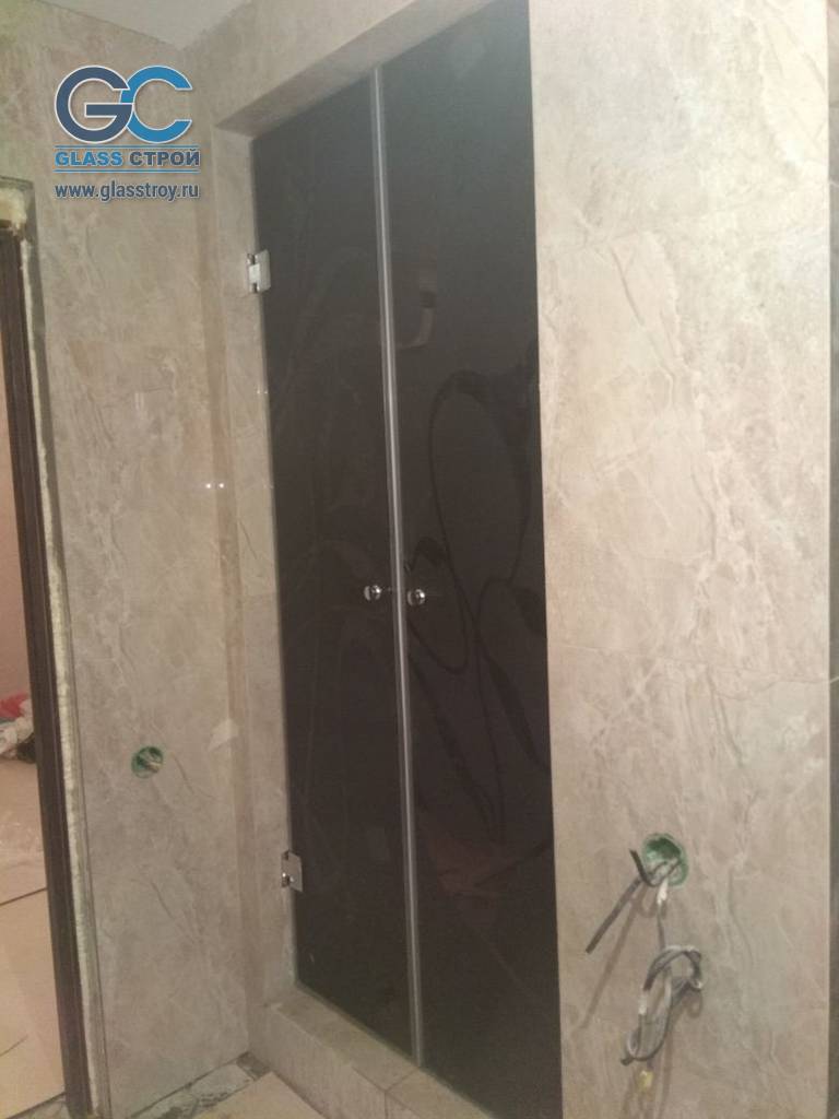 Раздвижные двери из стекла с ручками - кнобами