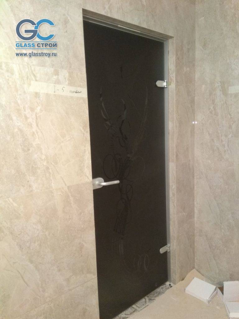 Дверь из стекла с ручкой и замком Дверь из стекла с ручкой и замком