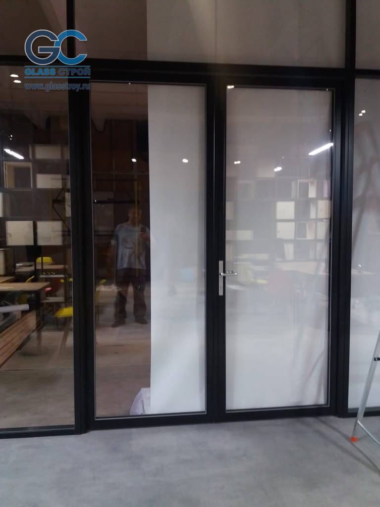 Каркасные стеклянные двери и перегородки в офисе