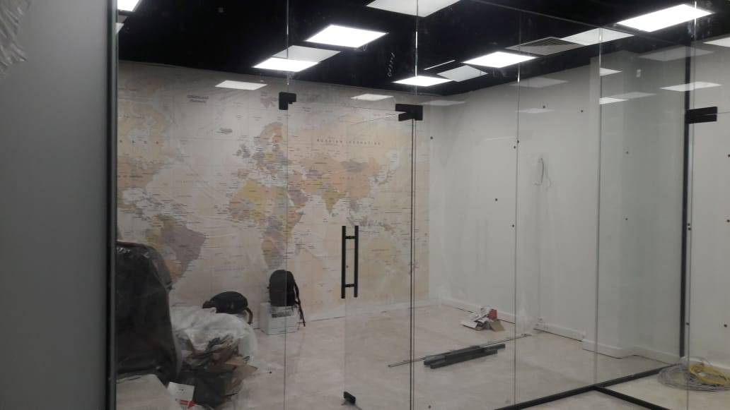 Цельностеклянные перегородки для офиса
