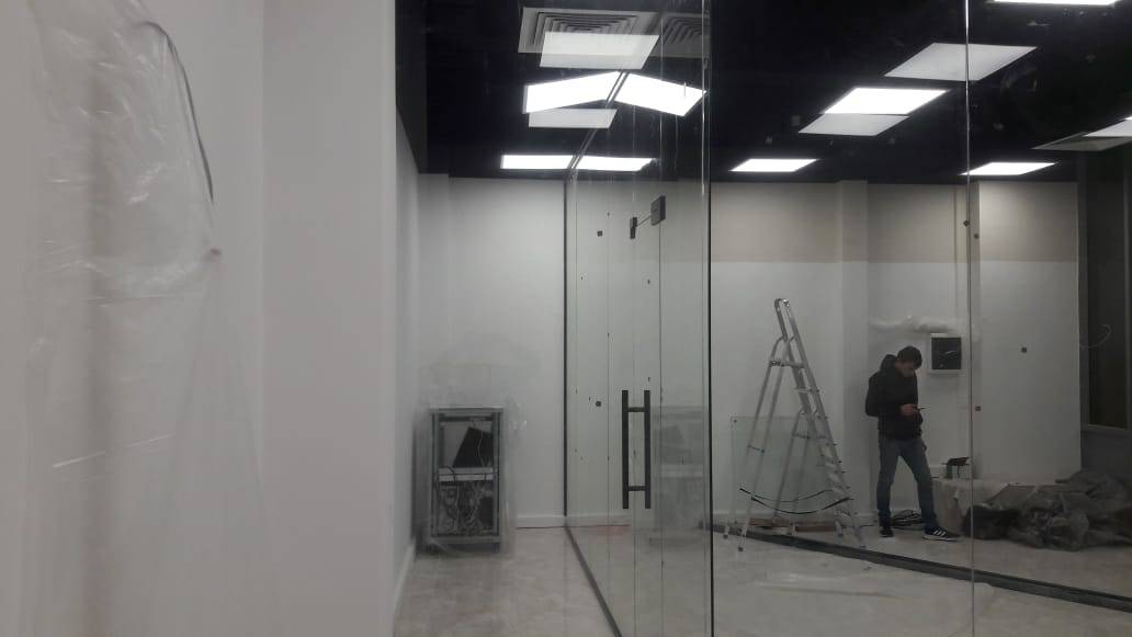 Стеклянная стена с дверьми в офисе