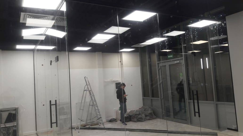 Монтаж цельностеклянных перегородок в офисе