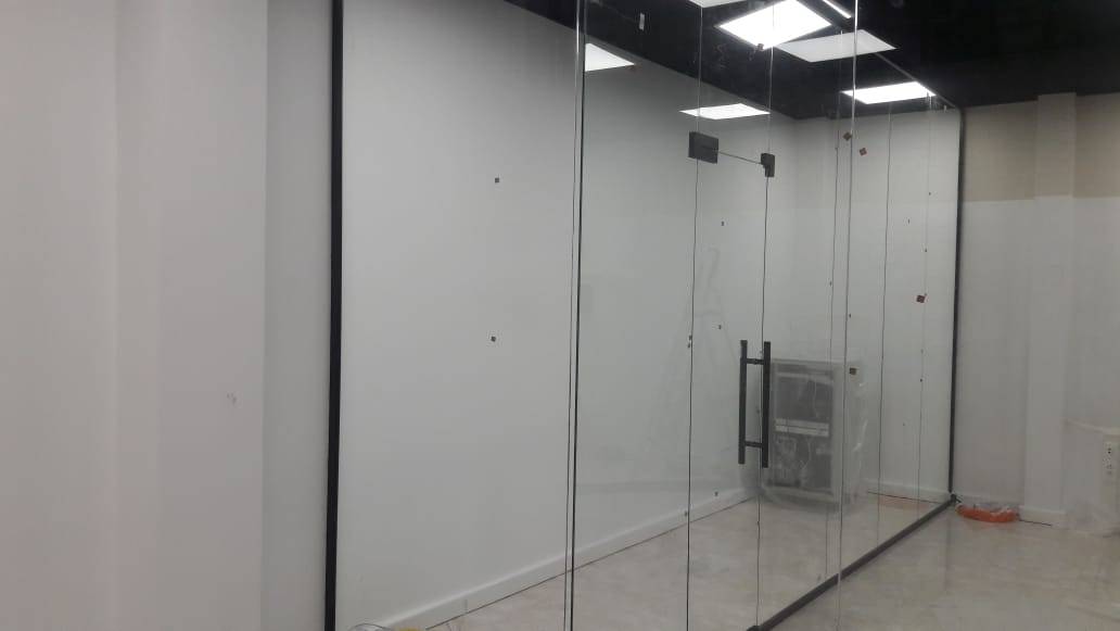 Двери и перегородки из закаленного стекла в офисе