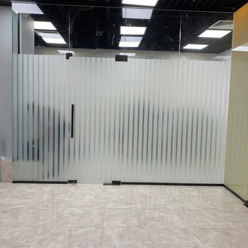 Оклейка пленкой стеклянных перегородок