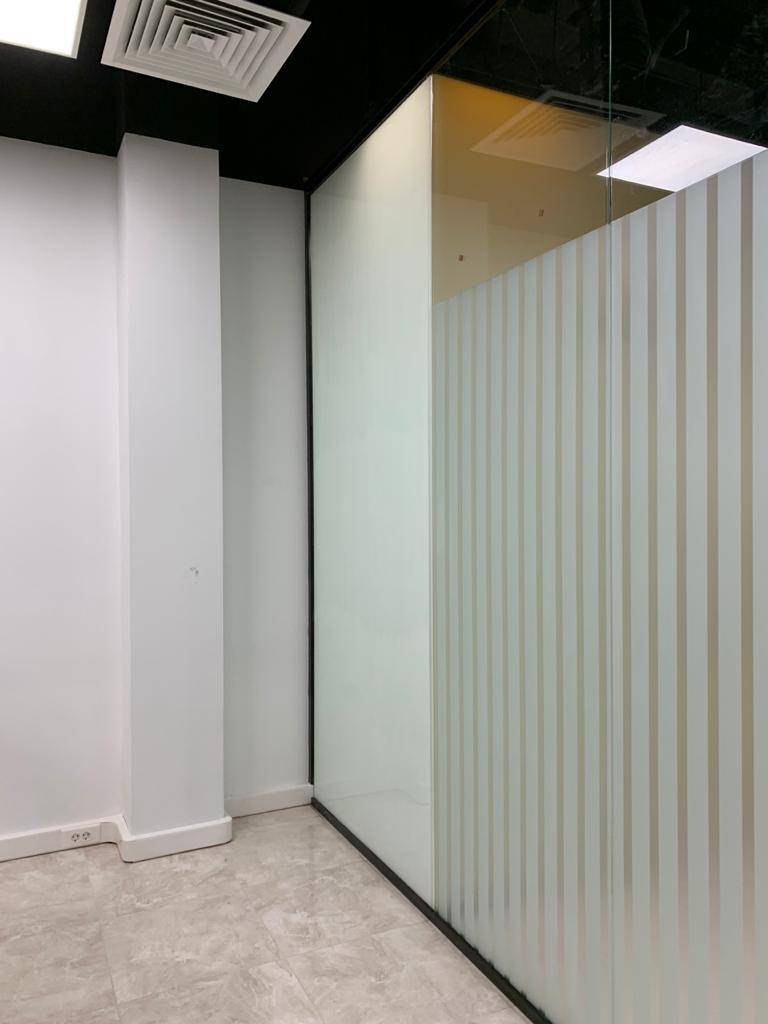 Перегородки из стекла с матовой пленкой