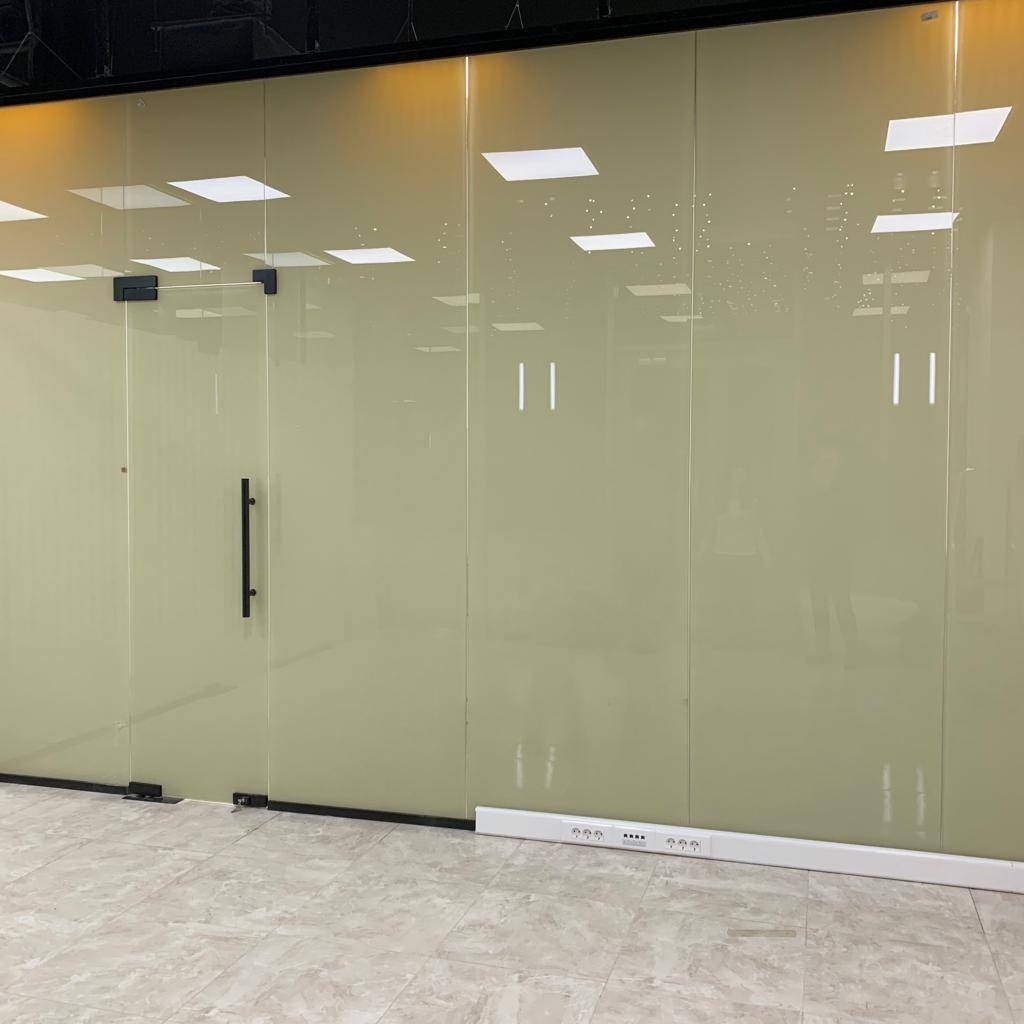 Матовые перегородки из цельных полотен для офиса
