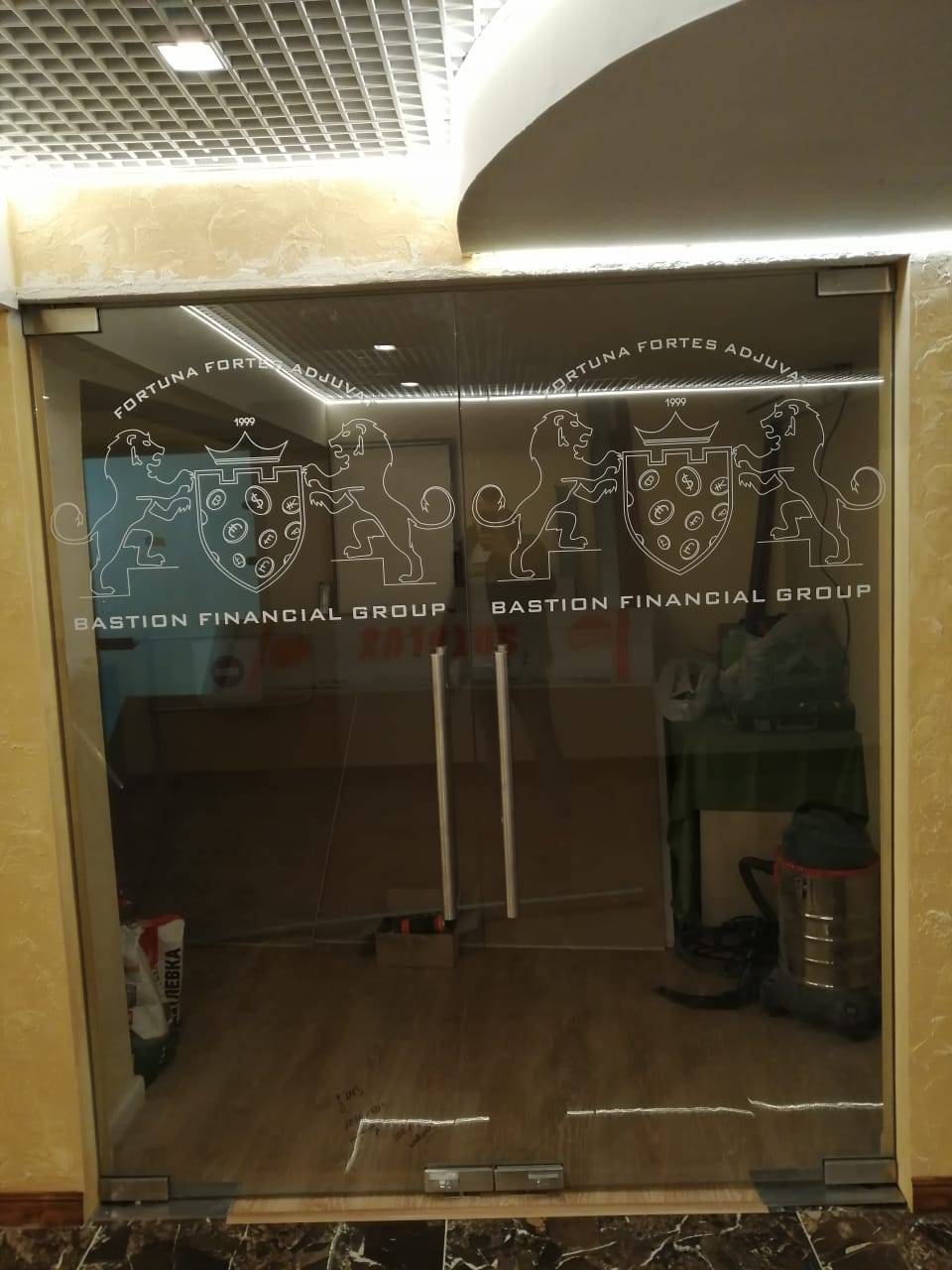 Стеклянные двери с логотипом компании