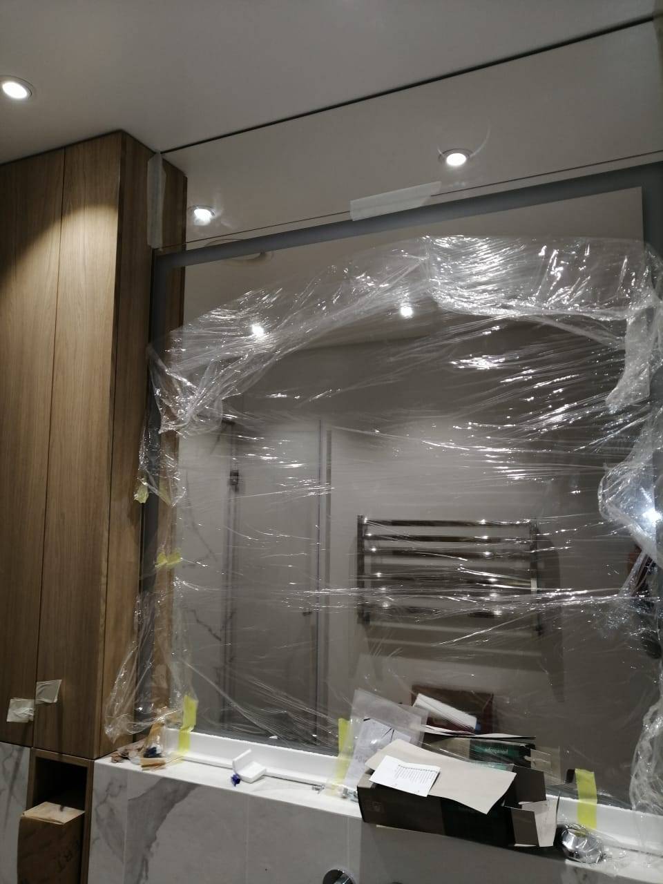 Монтаж зеркала в рамке