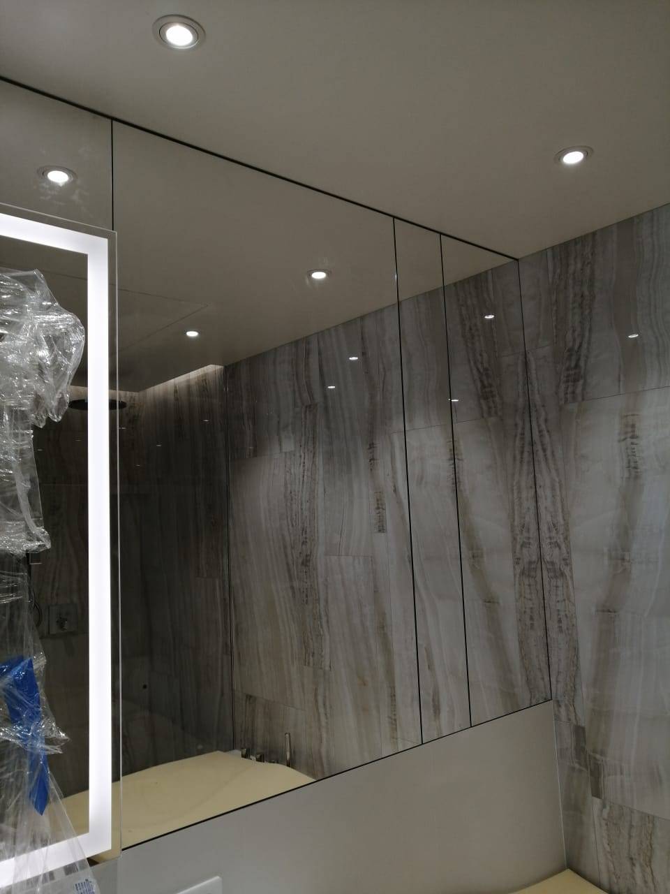 Группа зеркал в интерьере