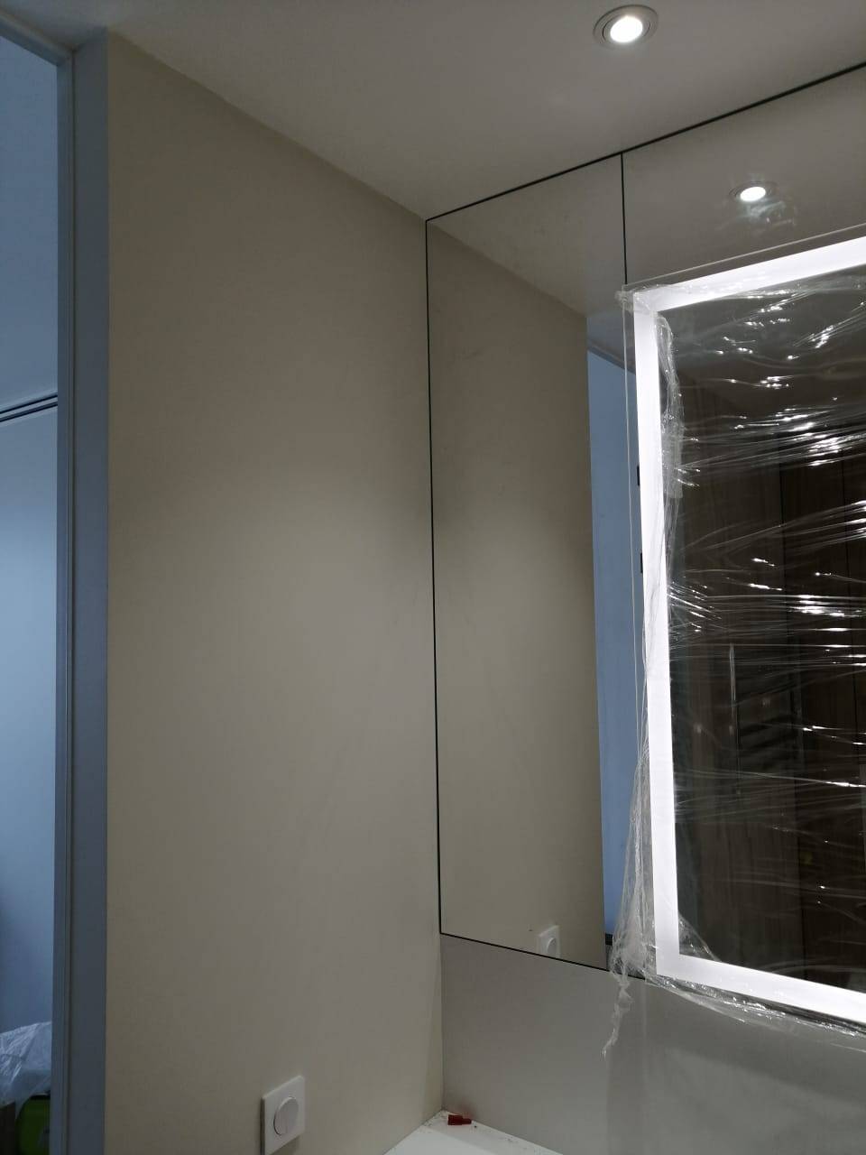 Зеркальная стена в ванной комнате