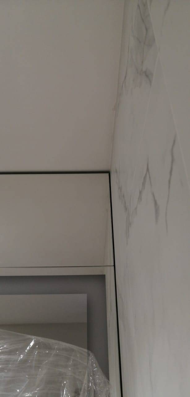 Примыкание зеркала к стене и потолку