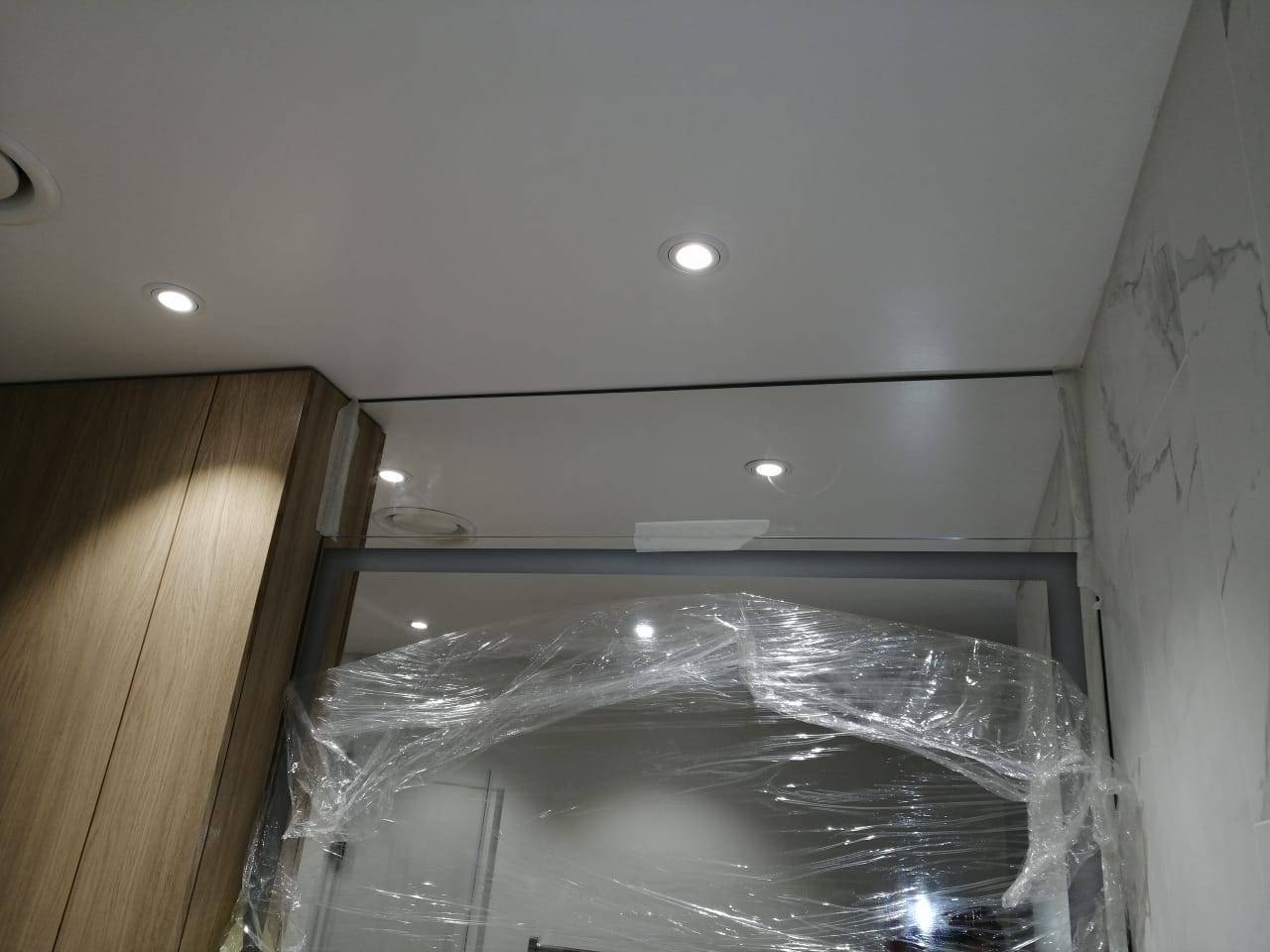 Монтаж зеркала в интерьере