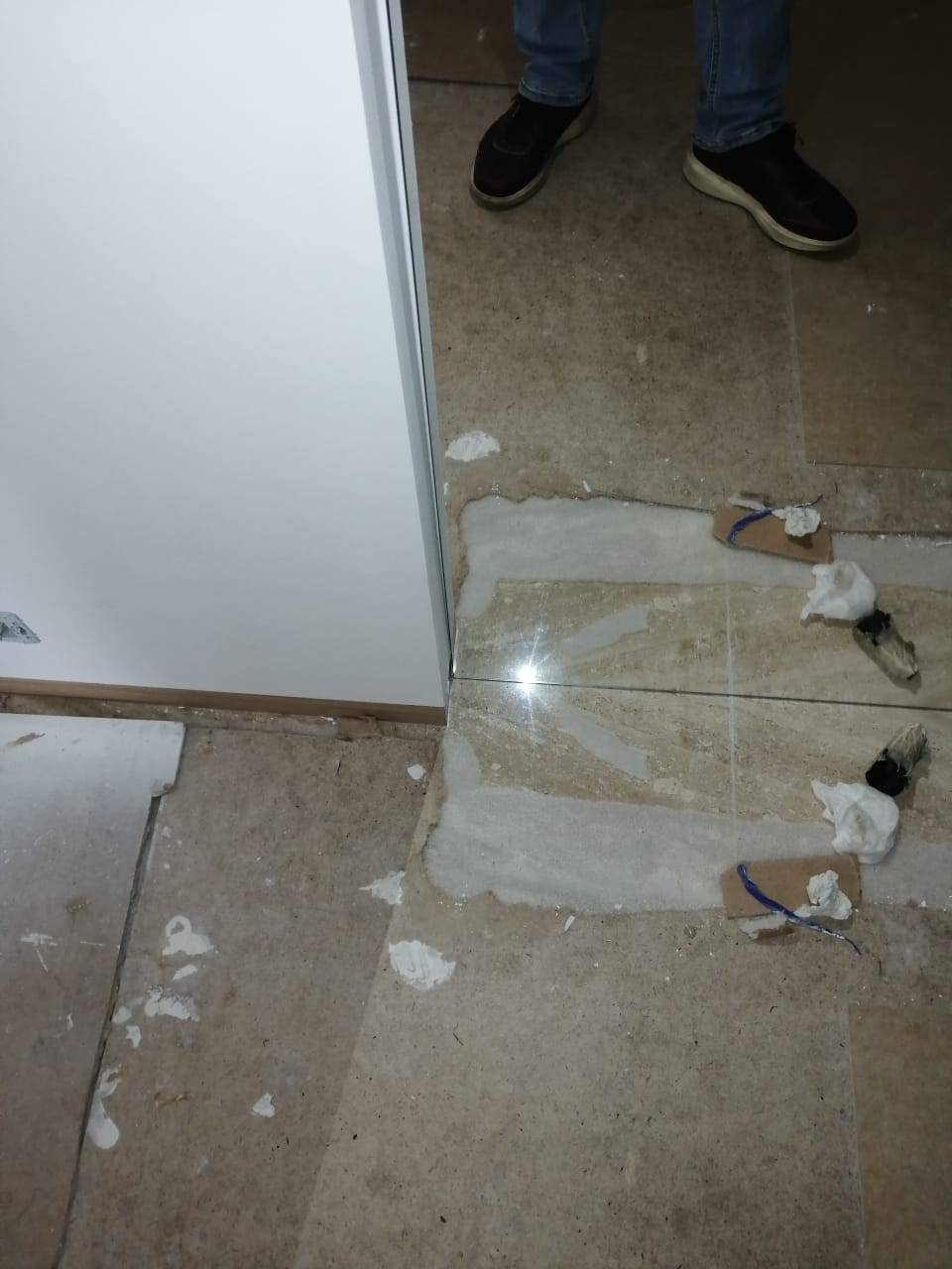 Установка зеркала в пол