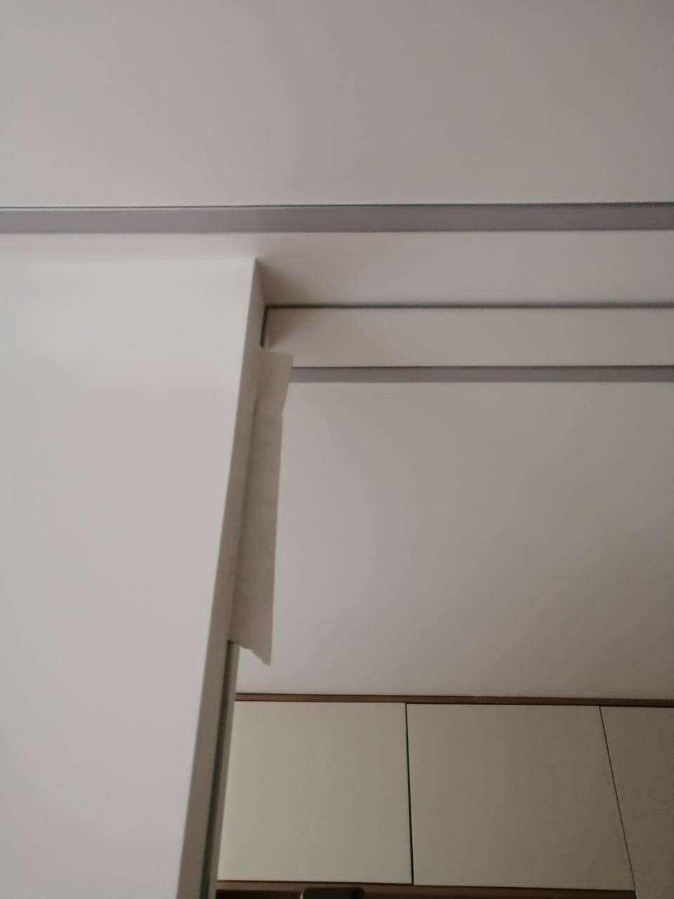 Направляющие в потолке для зеркала