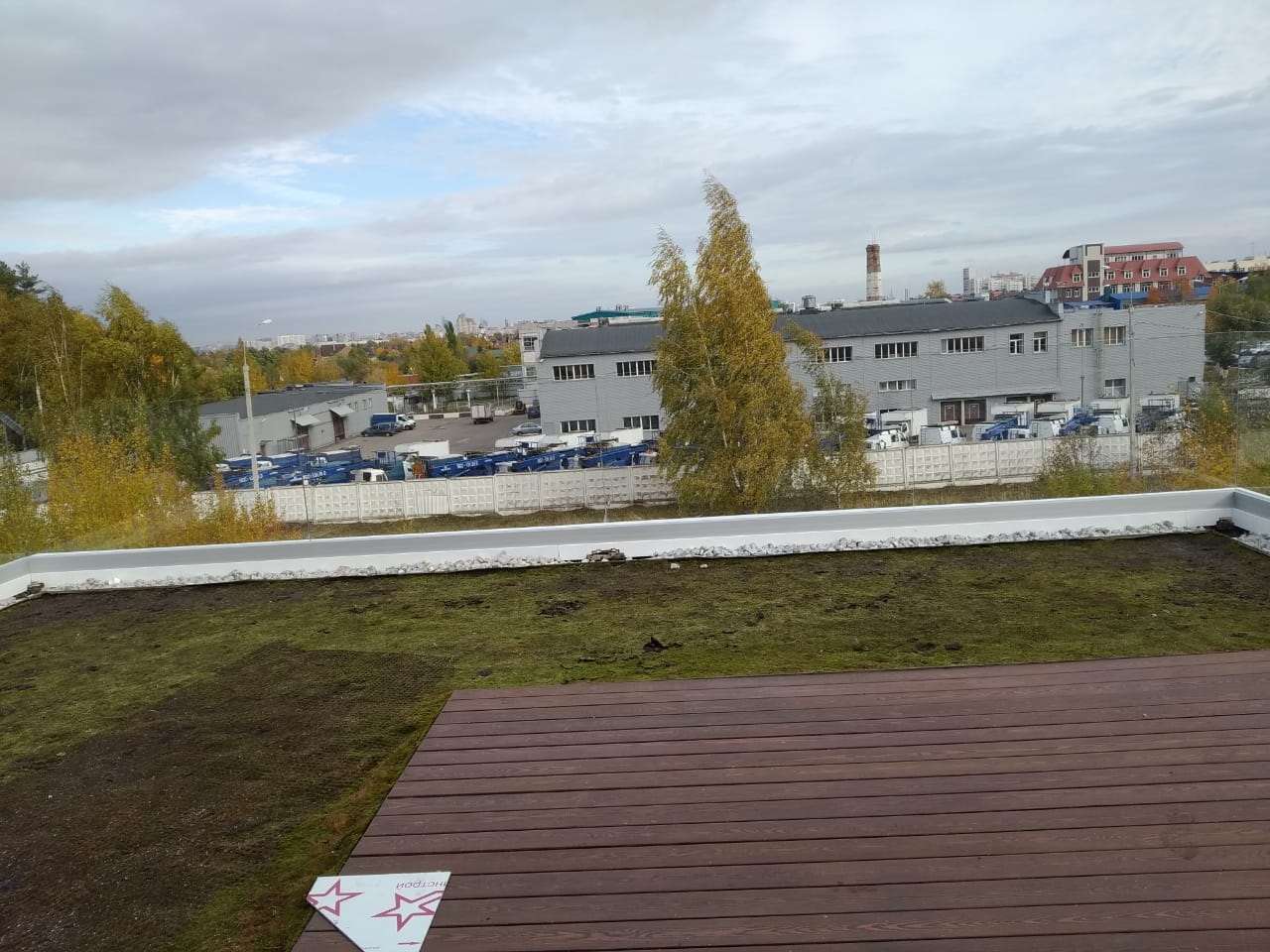 Зажимной профиль для крепления стеклянного ограждения