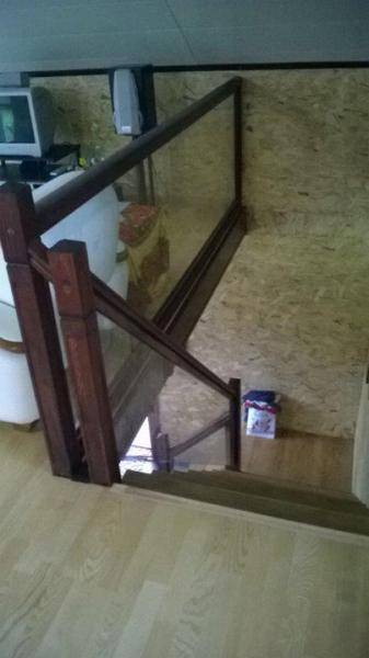 Ограждение лестницы из стекла с деревянными поручнями