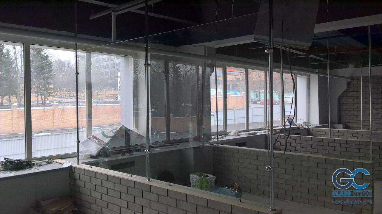 Комбинированные перегородки из стекла и кирпича