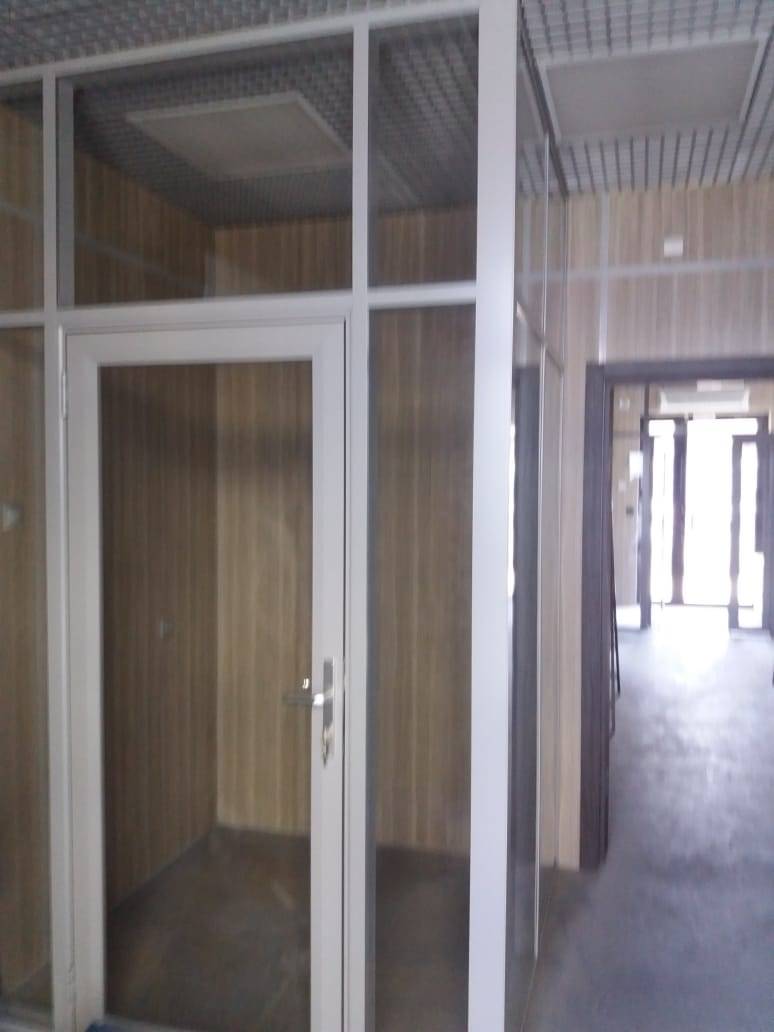 Перегородки из стекла на белом каркасе