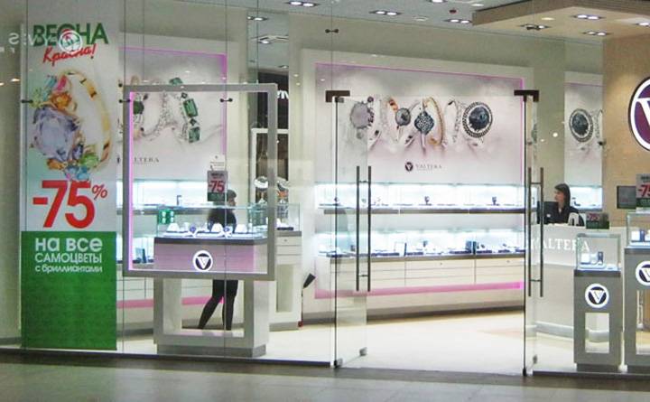 Цельностеклянные перегородки внутри торгового центра