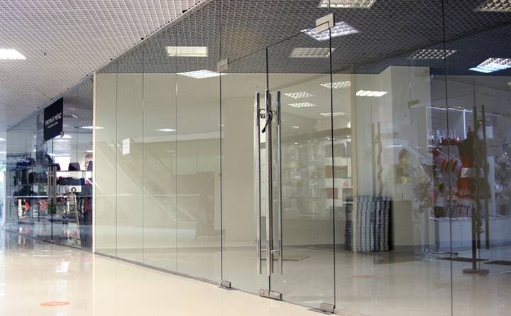 Цельностеклянные перегородки для бутика внутри торгового центра