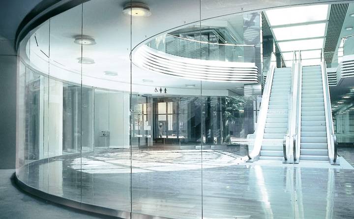 Радиусные стеклянные перегородки в холле торгового центра