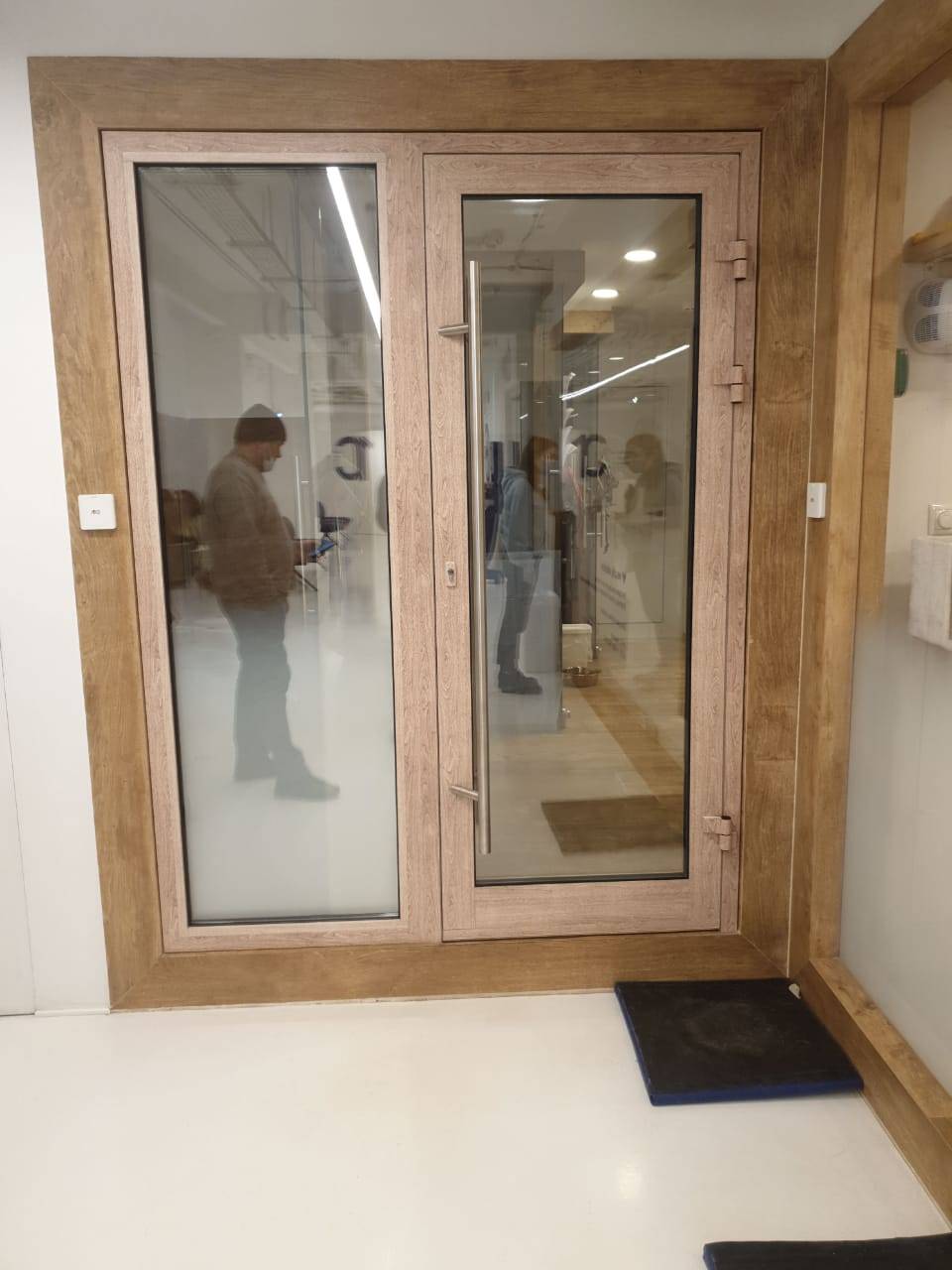 Стеклянные двери для ветеринарной клиники