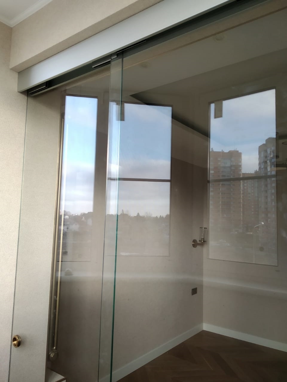 Раздвижные двери из стекла на балкон
