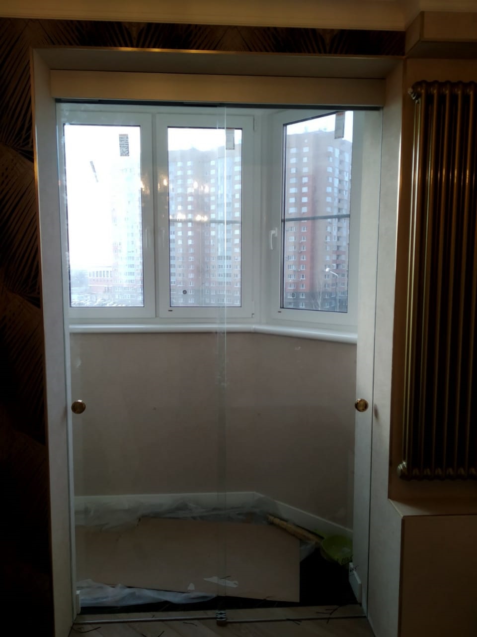 Раздвжные стеклянные двери из комнаты на балкон