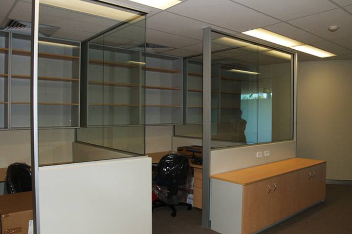 Комбинированные офисные перегородки из гипсокартона и стекла