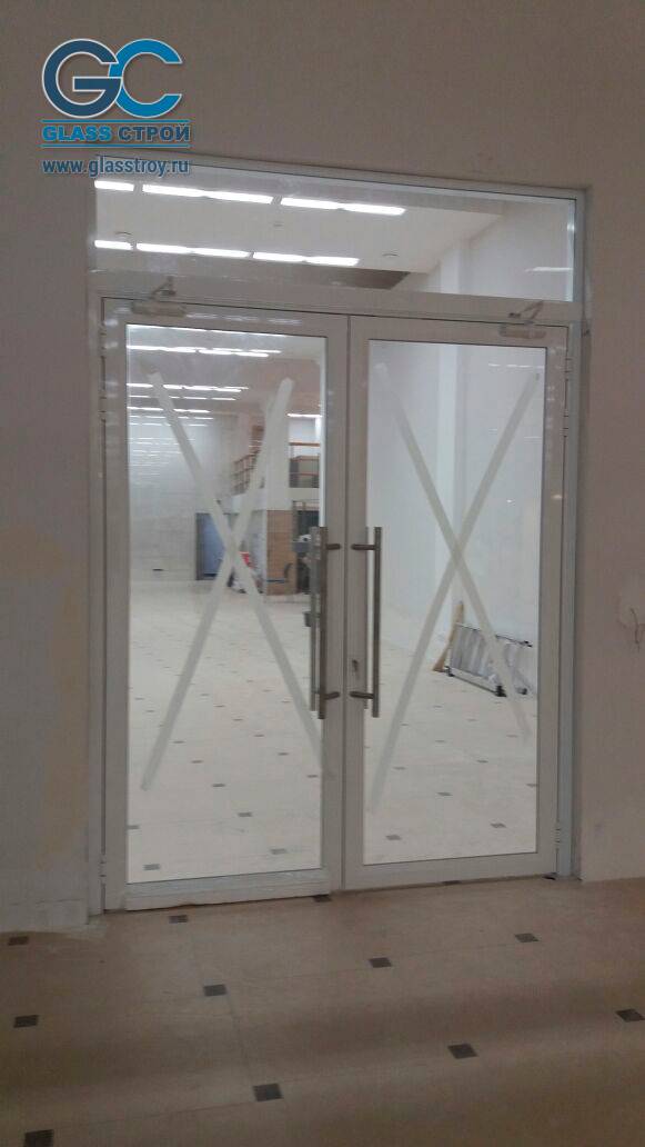 Двери из алюминиевого каркаса со стеклом
