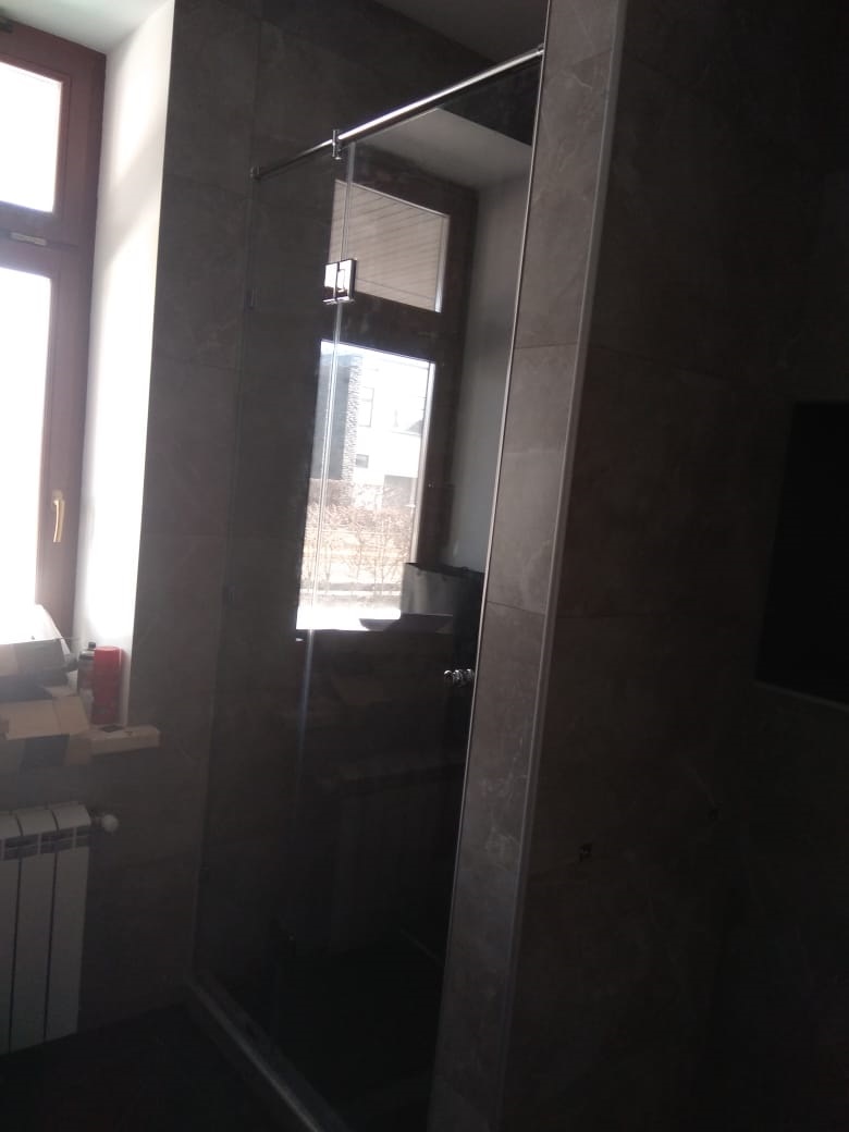 Стеклянные перегородки в душевой комнате