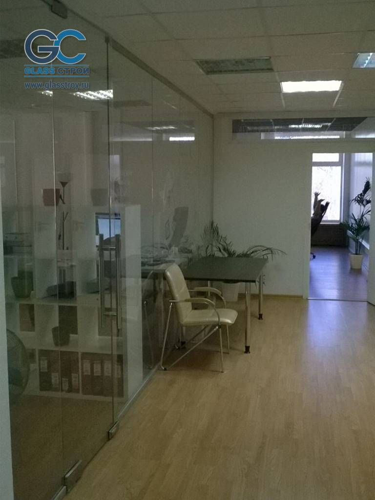 Отделение рабочей зоны с помощью стеклянных конструкций