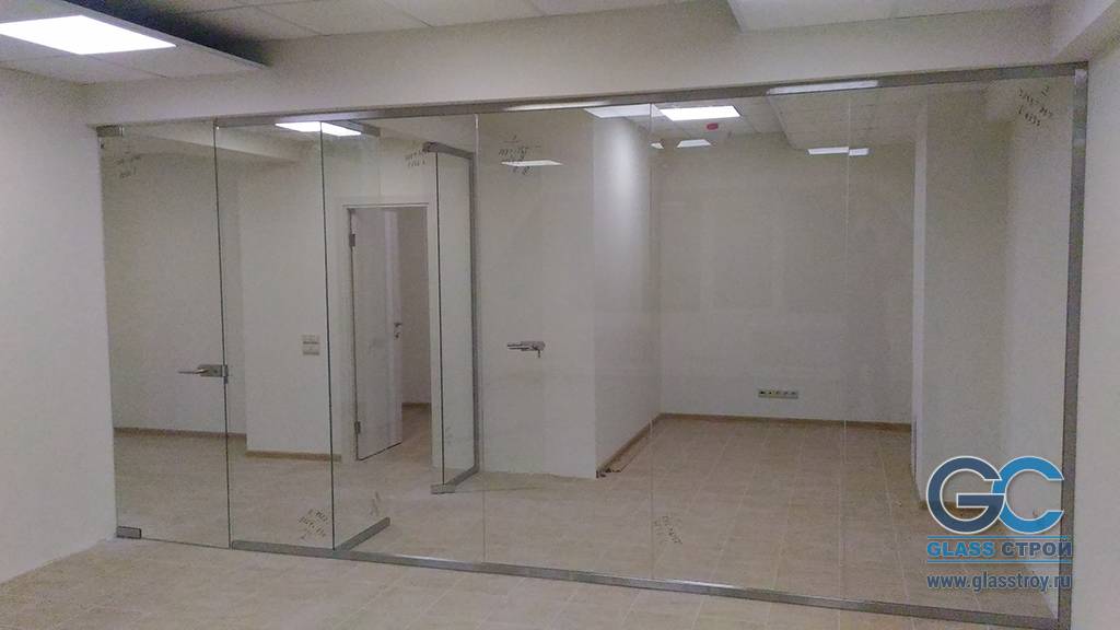Зонирование стеклянными перегородками в офисе
