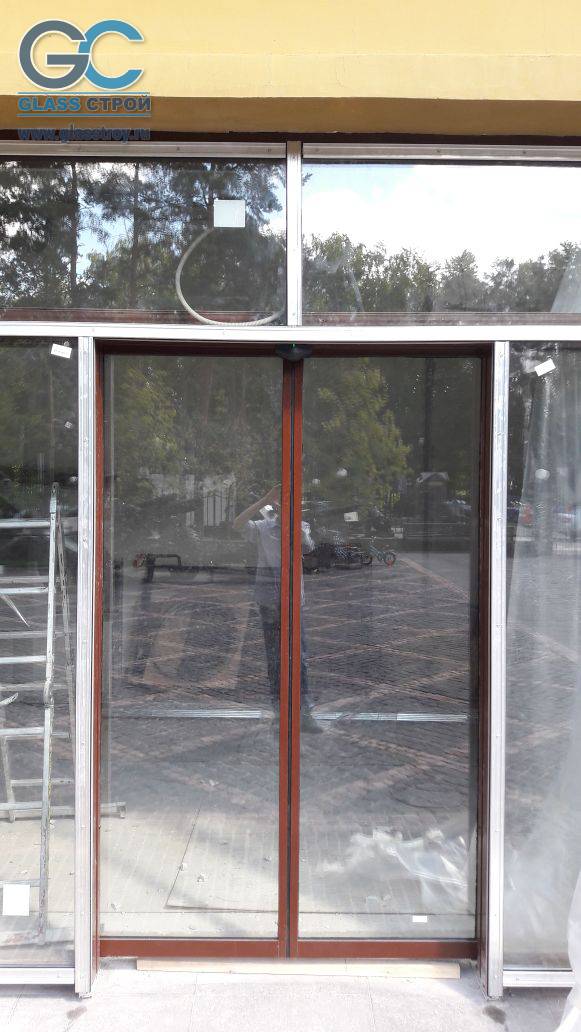 Монтаж автоматических стеклянных раздвижных дверей