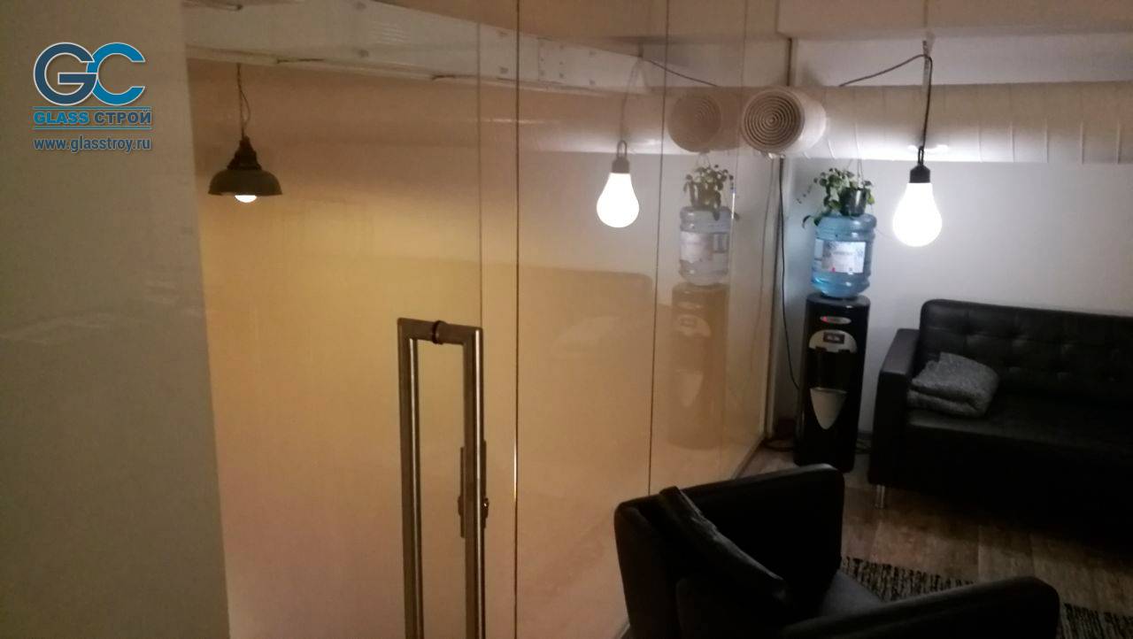 Прозрачные стеклянные перегородки и двери в офисе