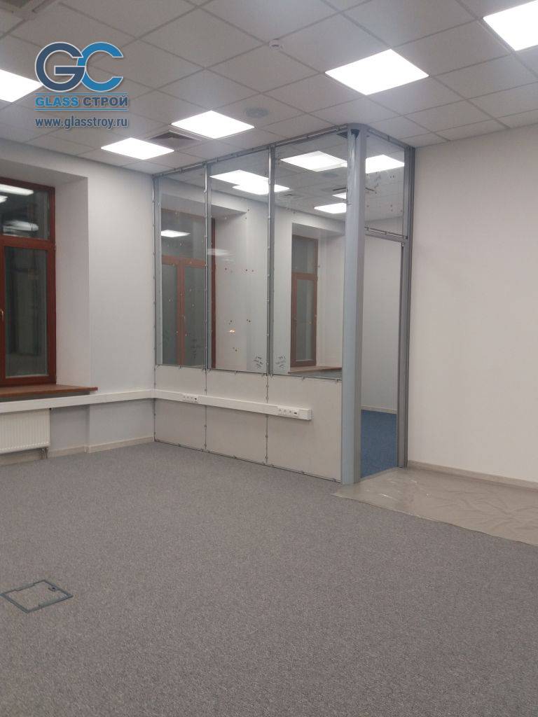 Установка офисных комбинированных перегородок из стекла