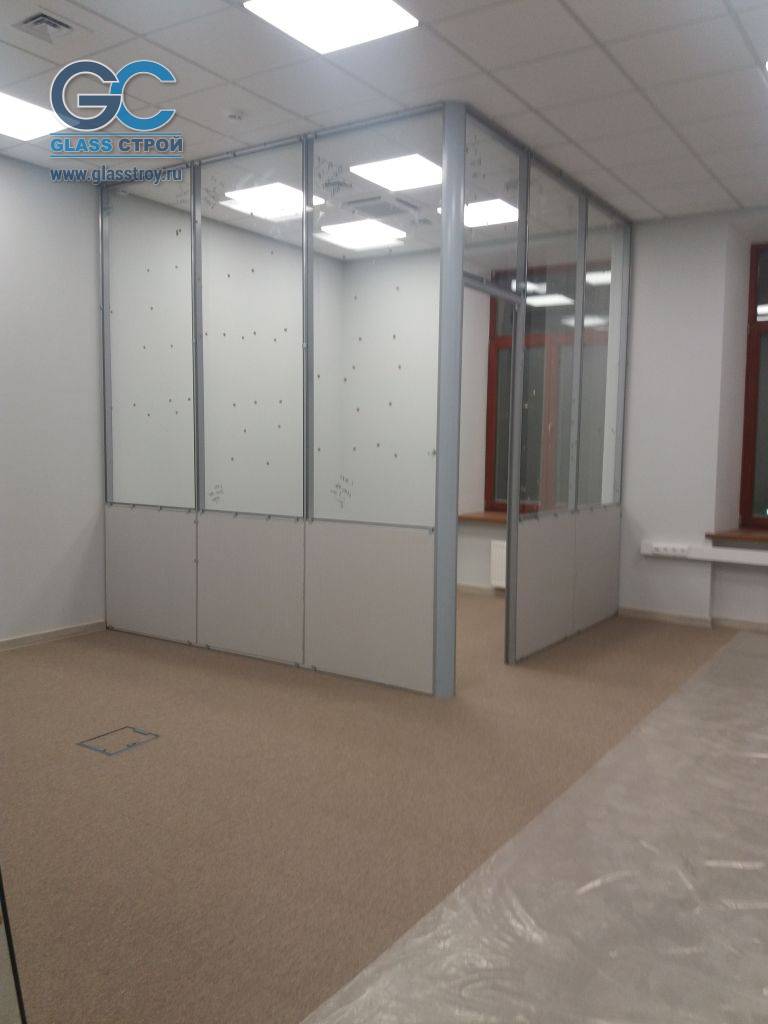 Кабинет в офисе из комбинированных перегородок