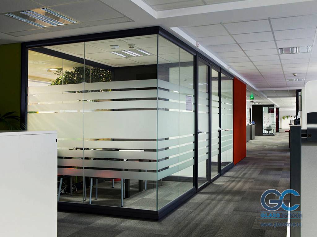 Перегородки из стекла могут быть установлены в офисах любых типах