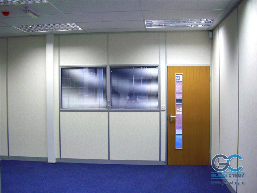 Легкая комбинированная офисная перегородка из стекла и гипсовинила