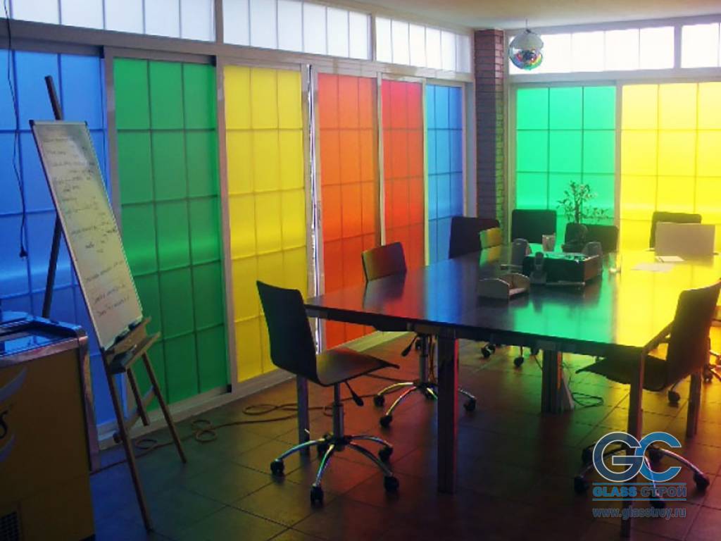 Комбинированная перегородка из цветного и прозрачного стекла в офисе компании