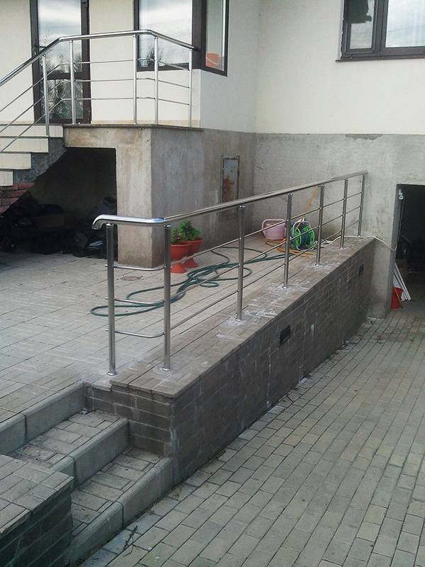 Ограждение из нержавеющей стали во дворе частного дома