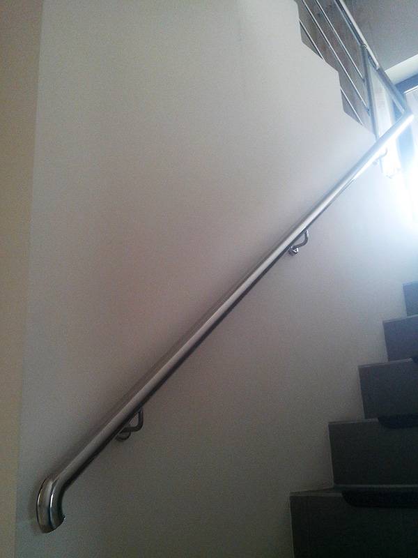 Нержавеющий поручень внутри помещения с креплением на стену Нержавеющий поручень внутри помещения с креплением на стену