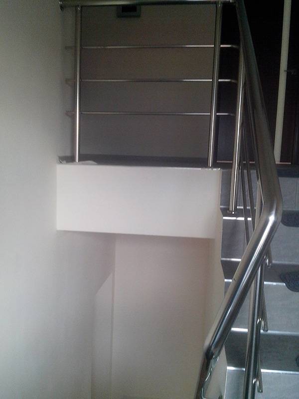 Переход от пристенного поручня из нержавейки к перилам