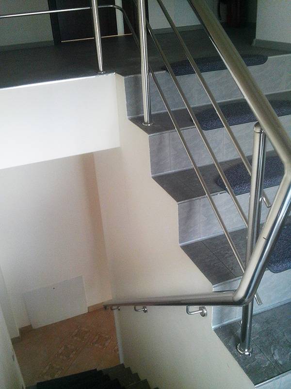 Вид сверху перехода перила - поручни из нержавейки Вид сверху перехода перила - поручни из нержавейки