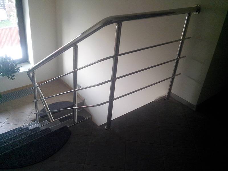 Перила из нержавейки внутри дома