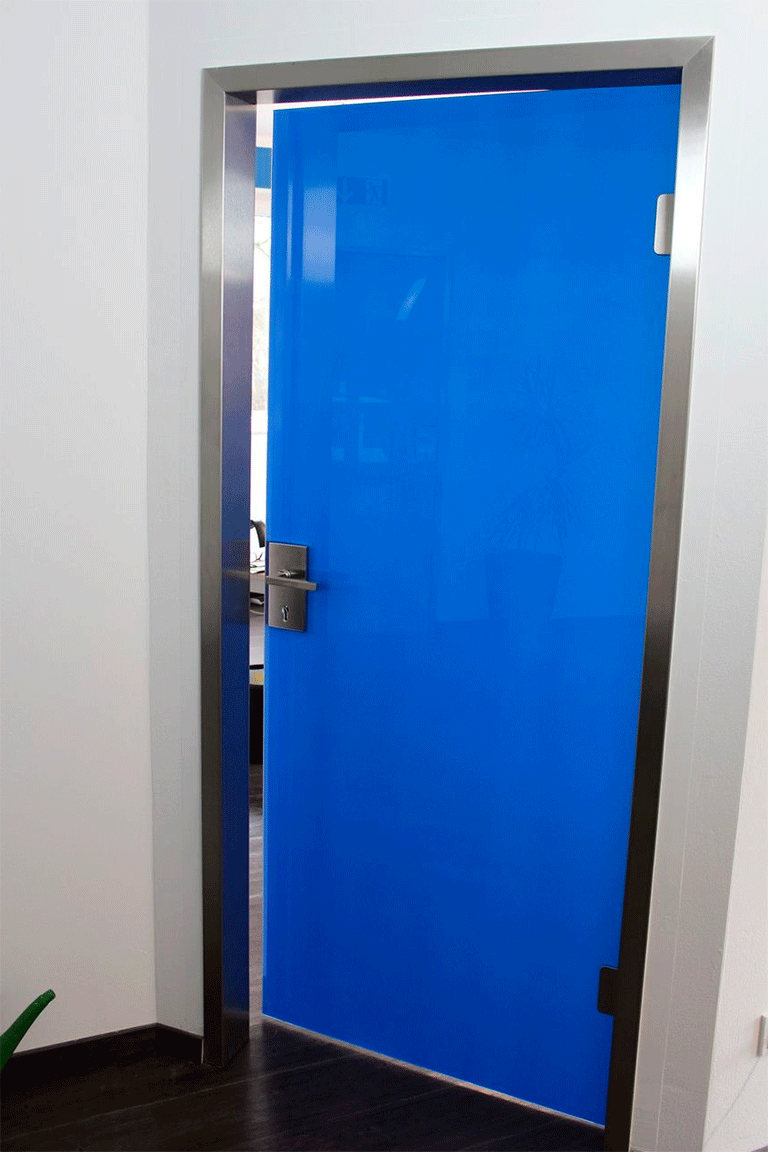 синяя стеклянная дверь