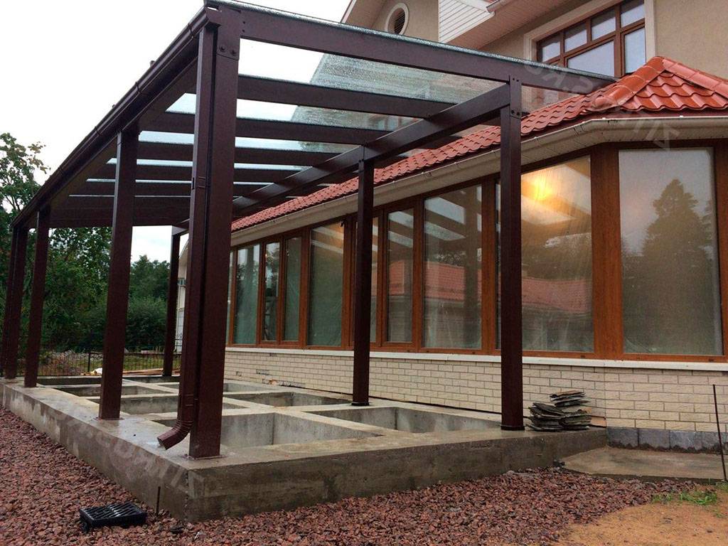Терраса со стеклянной крышой на металлокаркасе