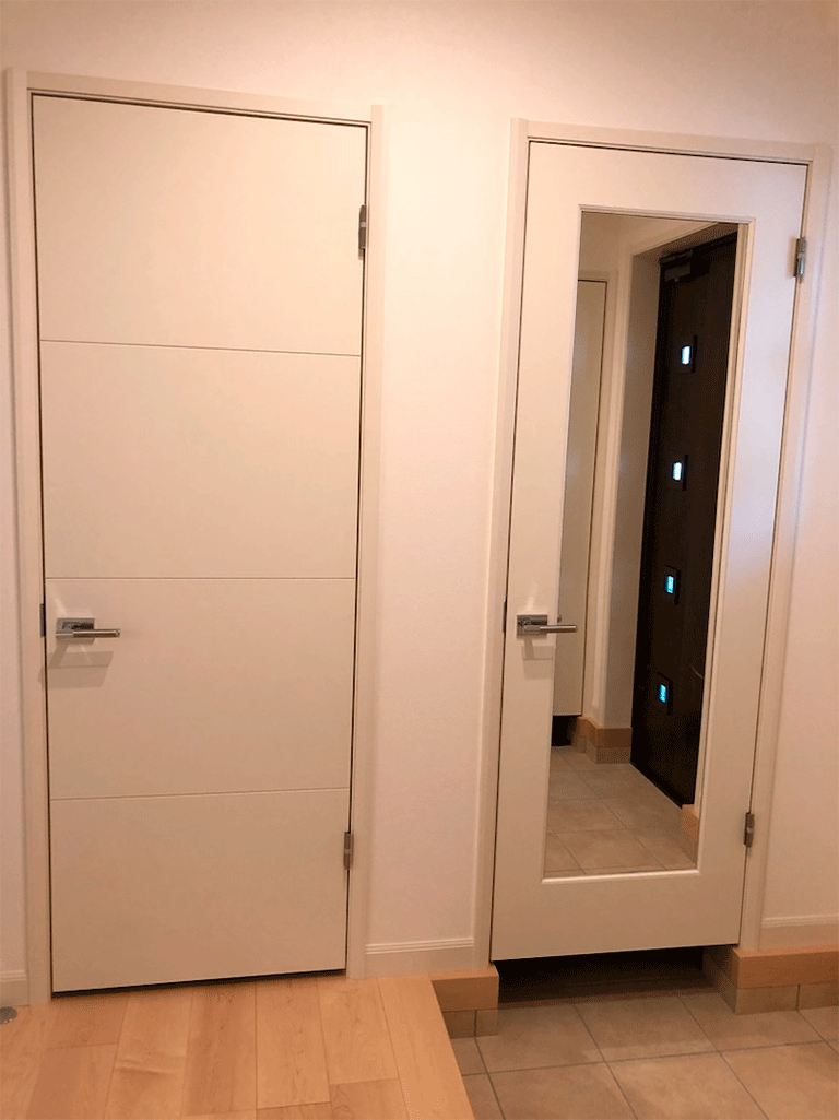 двери зеркальные в коридоре