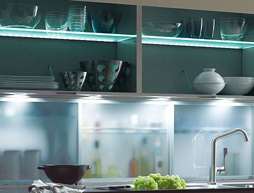 Применение стеклянных элементов в кухне дарит невероятные ощущение не только во время трапезы, но и во время ее приготовления