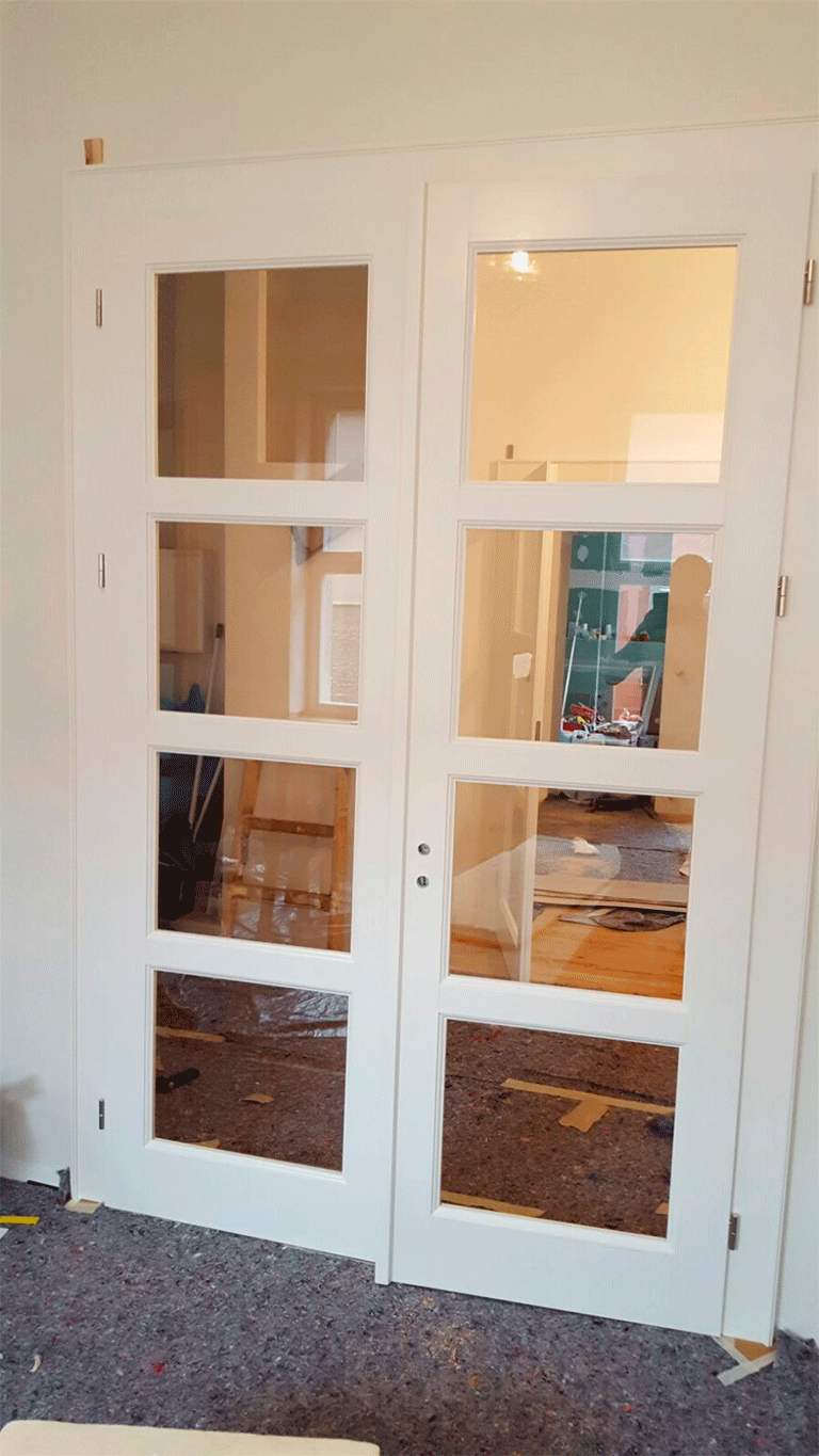 двери со стеклянными полосками